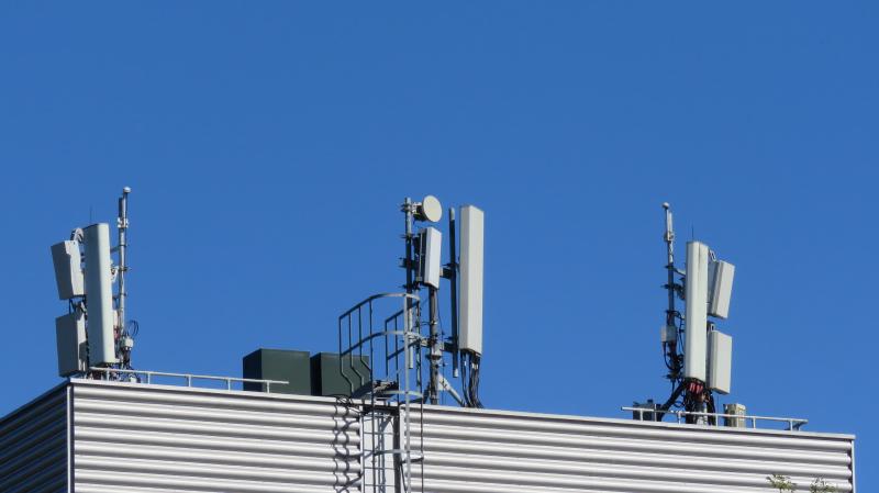 Image of 3x sets of antennas, 2x Vodafone sectors and in the middle is 1x O2 sector